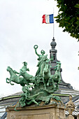 Monumentale bronzene Quadriga mit fliegenden Pferden und Streitwagen von Georges Récipon am Ende der Hauptfassade des Grand Palais, Paris, Frankreich