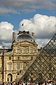 Der Sully-Flügel, Pyramideneingang und Menschen im Louvre, Paris, Frankreich
