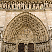 Geschnitzte Steindetails auf der Vorderseite der Kathedrale Notre Dame, Paris, Frankreich