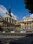 Verziertes Tor zum Cour du Mai, zum Palais de Justice und zur Kirche Sainte-Chapelle, Paris, Frankreich