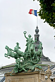 Monumentale Quadriga aus Bronze von Georges Récipon am Ende der Hauptfassade des Grand Palais, Paris, Frankreich