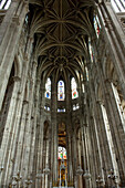 Low Angle Shot des Inneren der Kirche Saint Eustache, Paris, Frankreich