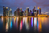 Skyline der Stadt Singapur in der Abenddämmerung, Singapur
