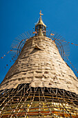 Bambusgerüst an einer Pagode, die repariert wird, Myanmar, Asien