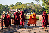 Buddhist monks in Chaukhtatgyi Buddha Temple, Myanmar, Asia