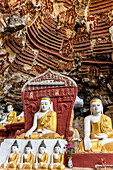 Buddhas-Statuen und Schnitzereien in einem Höhlentempel, Myanmar, Asien