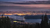 Die Stadt Vancouver leuchtet im Morgengrauen