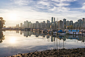 Boote im Hafen von Vancouver mit Wolkenkratzern dahinter
