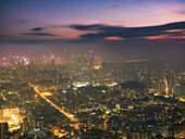 Die Stadt Hongkong ist nachts beleuchtet