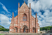 Exterieur der St Magnus Cathedral, reich verzierte Kirche aus rotem Sandstein, Kirkwall, UK