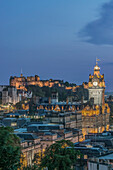 Das Stadtbild von Edinburgh leuchtet in der Abenddämmerung, UK