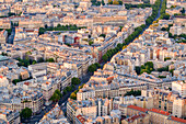 Blick auf den Boulevard, der durch das Wohnviertel von Paris führt.