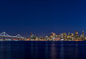 San Francisco in der Dämmerung über das Wasser gesehen.