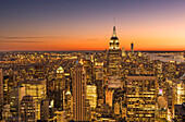 Empire State Building erhebt sich bei Sonnenaufgang oder Sonnenuntergang über der Skyline von Manhattan.
