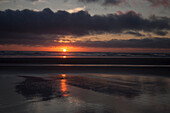 Cannon Beach mit dramatisch bewölktem Himmel bei Sonnenuntergang, USA