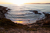Ansicht von oben von Walker Bay Naturreservat bei Sonnenuntergang, Südafrika