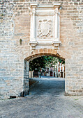 Backsteinbogen in einer Mauer mit Wappen auf dem französischen Gare, Pamplona, Spanien