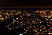 Die Stadt New York City, Manhattan, nachts von einem Höhepunkt aus gesehen.