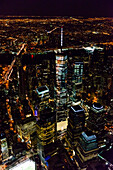 Die Stadt New York City, Manhattan, Luftbild bei Nacht.