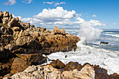 Wellen brechen an den Felsen eines Strandes an der Atlantikküste.