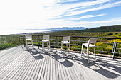 Eine Terrasse mit Blick auf eine grüne Strauch-Fynbos-Landschaft