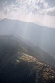 Bergdorf mit Reisterrassen aus der Vogelperspektive, Nepal, Himalaya, Asien