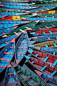 Bunte Boote schwimmen im Phewa See, Pokhara, Kaski, Nepal, Himalaya, Asien