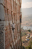 waghalsige Bauarbeiter am See Begnas Tal, Lekhnath nahe Pokhara, Nepal, Himalaya, Asien