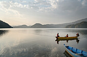 Touristen fotografieren sich bei Bootsfahrt auf See Begnas Tal, Lekhnath nahe Pokhara, Nepal, Himalaya, Asien