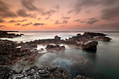 Felsen im Wasser beim Strand Son Xoriguer, Menorca, Balearen, Balearische Inseln, Spanien, Europa