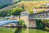 Brücken über den Fluss Pinhao an der Einmündung in den Fluss Douro in Pinhao im Weinbaugebiet Alto Douro, Portugal