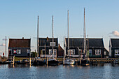 Charakteristische Holzhäuser, Segelboote, Hafen, Halbinsel Marken, nahe Amsterdam, Noord-Holland, Niederlande