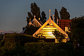 Abendsonne, strahlt charakteristische Holzhäuser an, Halbinsel Marken, nahe Amsterdam, Noord-Holland, Niederlande