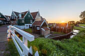 Sonnenuntergang, charakteristische Wohnhäuser, Halbinsel Marken, Waterland, Noord-Holland, Niederlande