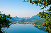Blick auf die Berge von der Schweiz nach Italien Stadt Porto Ceresio und Luganersee in Morcote, Tessin, Schweiz.