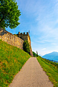 Burg und Gehweg an einem sonnigen Sommertag in Morcote, Tessin, Schweiz.