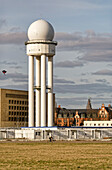 Tempelhofer Feld, Radarturm des ehemaligen Flughafen Berlin-Tempelhof, leerstehende Wohncontainer für Asylanten, Berlin, Deutschland, Europa