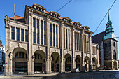 Görlitzer Kaufhaus bis 2009, Jugendstil, rechts die Frauenkirche, Filmkulisse von Grand Budapest Hotel, Görlitz, Oberlausitz, Sachsen, Deutschland, Europa