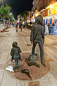 Hippie Statue von dem katalanischen Architekten Ció Abellí im Hafen von Ibiza-Stadt. Geschenk des Gründers der Pacha Gruppe Ricardo Urgell an die Stadt.
