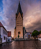 Westturm des Doms von Paderborn im Abendlicht, Nordrhein-Westfalen, Deutschand