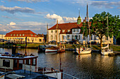 Häuserzeile am Binnenhafen, Glückstadt, Nordseeküste, Schleswig Holstein, Deutschland, Europa