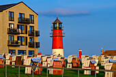 Büsumer Leuchtturm mit Strandkörben am Stadtstrand, Büsum, Dithmarschen, Nordseeküste, Schleswig Holstein, Deutschland, Europa