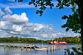 Historisches Schiff Elbe 1 auf dem Nordostseekanal, Landschaft an der Eisenbahnbrücke Hochdonn, Nordseeküste, Schleswig Holstein, Deutschland, Europa