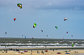 Kitesurfer am weitläufigen Strand im Ortsteil Ording, St. Peter Ording, Nordfriesland, Nordseeküste, Schleswig Holstein, Deutschland, Europa