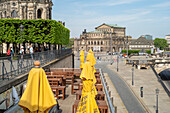 Die Semperoper in Dresden im Frühjahr, Sachsen, Deutschland, Europa