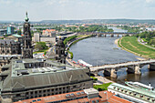 Weiter Blick vom der Kuppel der Frauenkirche auf die Hofkirche, Augustusbrücke und die Elbe, Dresden, Sachsen, Deutschland, Europa