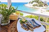 Gegrillte Sardinen, serviert in der Taverne Basilico in Kokkari auf der Insel Samos in Griechenland