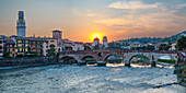 Altstadt mit der Etsch, Ponte Pietra, Verona, Etschtal, Venetien, Italien, Europa