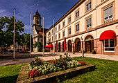 Kurplatz in Bad Wildbad mit dem Palais Thermal und der Stadtkirche, Baden-Württemberg, Deutschland