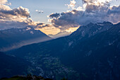 Sonnenuntergang in den Alpen, Ausblick vom Berg Venet, Europäischer Fernwanderweg E5, Alpenüberquerung, Zams, Tirol, Österreich
